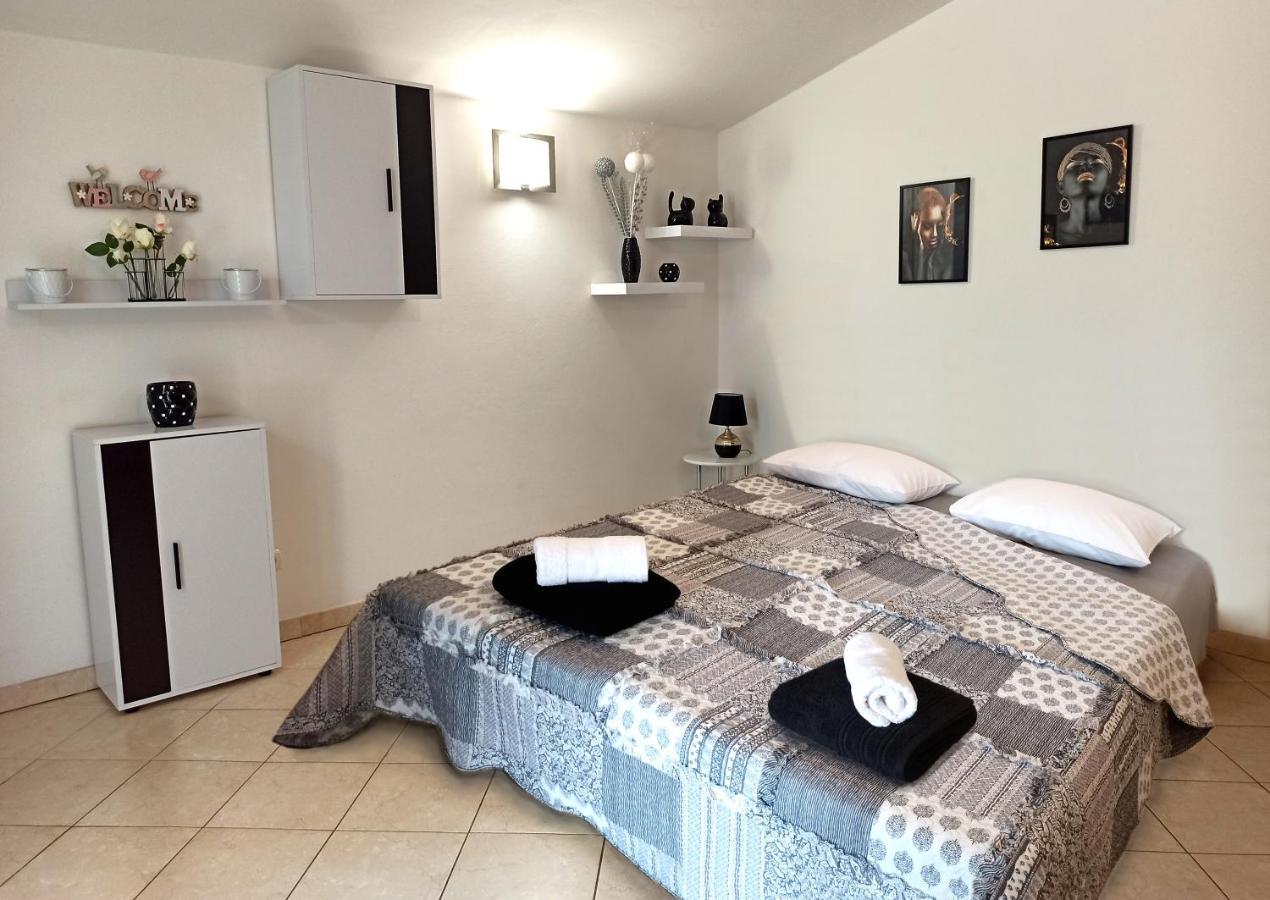 Apartman Dora プーラ エクステリア 写真